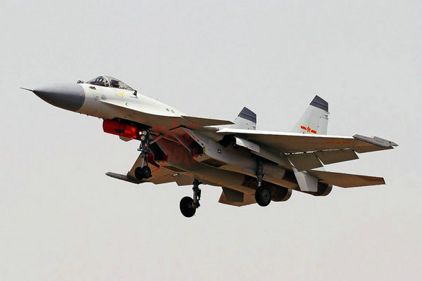 資料圖：國產(chǎn)殲-15艦載戰(zhàn)機(jī)。