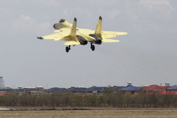 資料圖：國(guó)產(chǎn)殲-15艦載戰(zhàn)機(jī)。