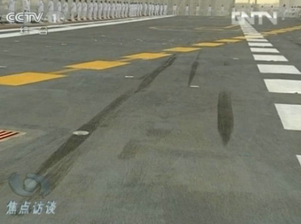 資料圖：甲板上清晰的艦載機(jī)留下的輪胎印。