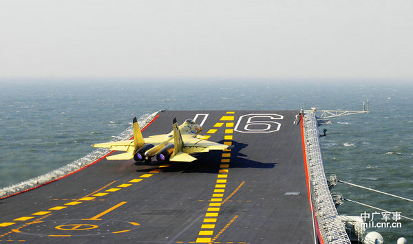 資料圖：殲-15從遼寧艦起飛升空。