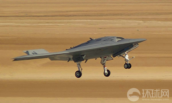 資料圖：X-47B無(wú)人機(jī)進(jìn)行飛行測(cè)試。