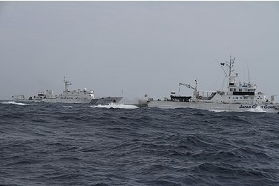 日本媒體公布的中國“海監(jiān)66”船急速追擊日本漁船照片，期間日本“水城”號海保巡邏船對中國船只的追擊進行干擾。