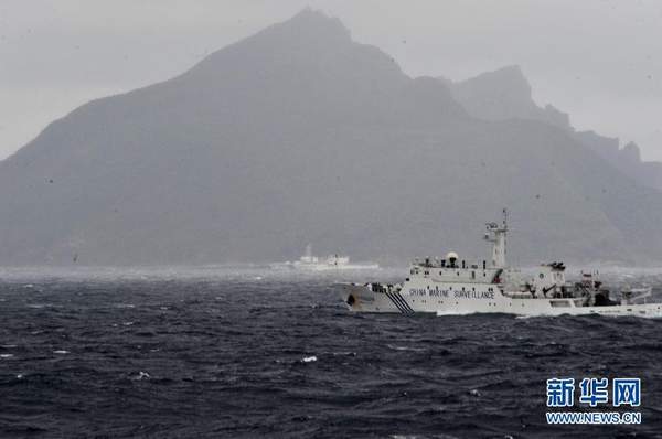 中國海監(jiān)隊員在137船拍攝釣魚島。