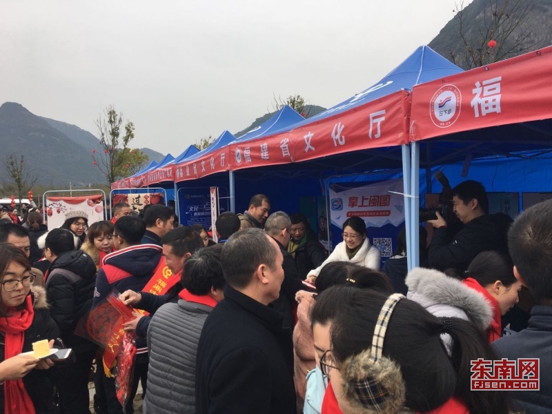 福建省文化廳為赤溪村群眾喜迎新春，舉行贈送剪紙窗花、教授戲劇臉譜繪畫、體驗版畫制作等文藝活動.jpg