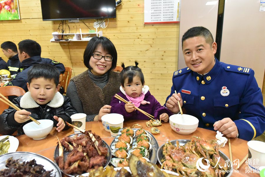賴(lài)建華的妻兒是春運(yùn)的逆行者，今年過(guò)年來(lái)到大隊(duì)和他一起過(guò)年。 余杉芳攝