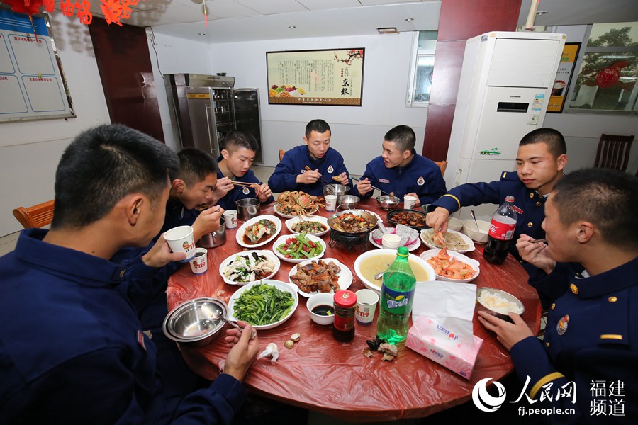 漳州消防救援支隊(duì)特勤一中隊(duì)吃年夜飯。