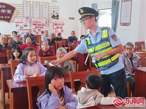 小朋友回答問題.jpg 小朋友回答問題.jpg