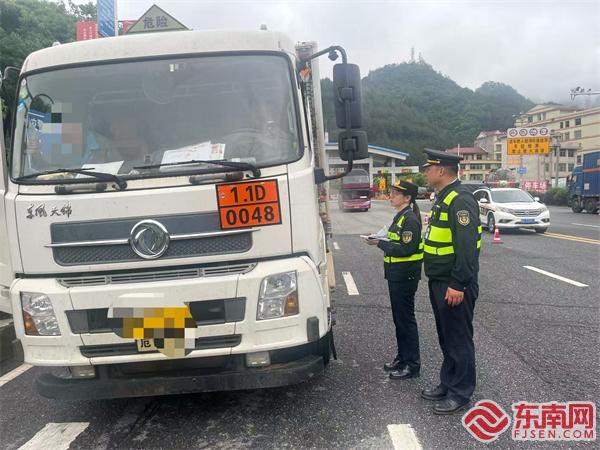 執(zhí)法人員現(xiàn)場檢查危險(xiǎn)品運(yùn)輸車輛.jpg