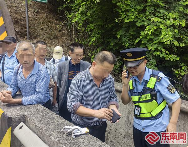 協(xié)助司機(jī)撥打12122報(bào)警.jpg