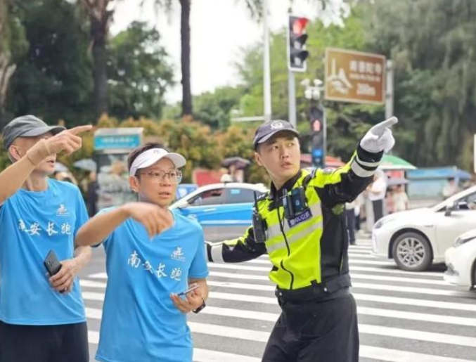 福建交警暑期護(hù)航旅游 科技人文雙驅(qū)守護(hù)八方游客
