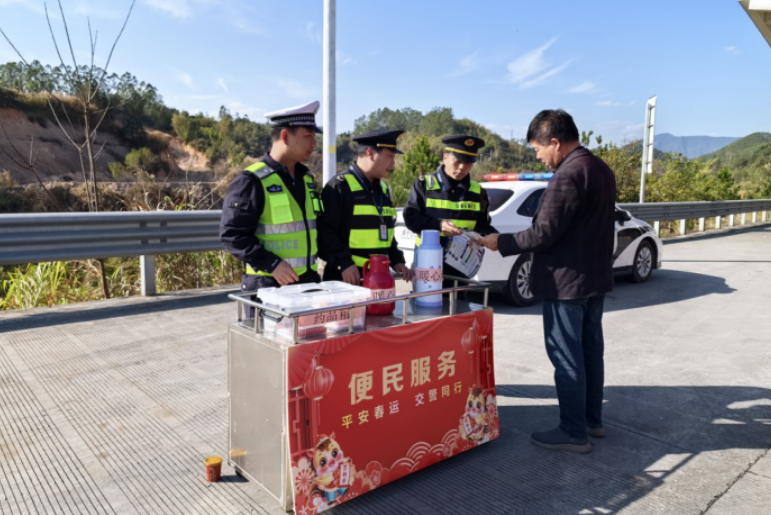 漳平交警：部門聯(lián)動設(shè)便民服務(wù)站 溫情守護春運旅途