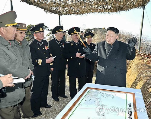 朝軍25日在東海元山一帶進行了大規(guī)模國家級聯(lián)合軍演，金正恩親自參觀了此次軍演。(韓聯(lián)社)