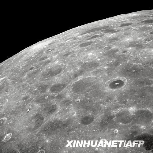 11月13日，美國(guó)航天局宣布，該局科學(xué)家對(duì)月球坑觀測(cè)和傳感衛(wèi)星獲得的撞月數(shù)據(jù)進(jìn)行初步分析后確認(rèn)，月球存在水。這是美國(guó)航天局提供的從“阿波羅8號(hào)”飛船上拍攝的月球表面的照片。新華社/法新