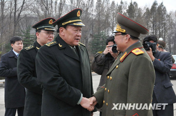 11月22日，朝鮮人民武力部部長(zhǎng)金永春次帥（右）在平壤祖國(guó)解放戰(zhàn)爭(zhēng)勝利紀(jì)念塔廣場(chǎng)歡迎到訪(fǎng)的中國(guó)國(guó)務(wù)委員兼國(guó)防部長(zhǎng)梁光烈。新華社記者姚西蒙攝
