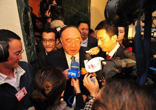 3月4日晚，全國人大代表、重慶市市長黃奇帆接受了中外60余家媒體的集體采訪。圖為記者“圍堵”黃奇帆。人民網(wǎng)記者 于凱攝