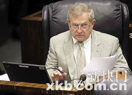 美參議員開會時(shí)看裸女圖被曝光 電話威脅記者