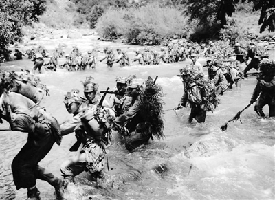 上圖：身披偽裝的中國士兵在前往滇西怒江前線的路上，他們將在那里阻截日軍的進(jìn)犯。
