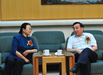 中宣部副部長，中央外宣辦、國務(wù)院新聞辦主任王晨同志(右)人民日報(bào)社副總編輯馬利同志