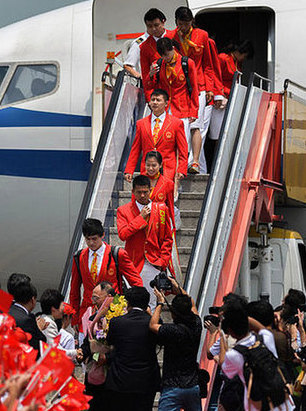 倫敦奧運(yùn)會內(nèi)地金牌運(yùn)動員代表團(tuán)抵港