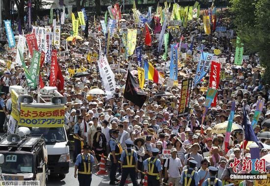 資料圖：當(dāng)?shù)貢r(shí)間7月16日，日本東京爆發(fā)“再見核電站”大集會(huì)。據(jù)主辦方透露，約有17萬(wàn)人參加了此次活動(dòng)。集會(huì)者呼吁關(guān)閉日本所有核電站，實(shí)現(xiàn)“無(wú)核化”。