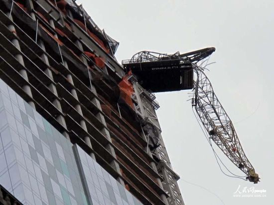 折斷的吊車(chē)長(zhǎng)臂仍懸在近百米的高空中。人民網(wǎng)記者 任建民 攝