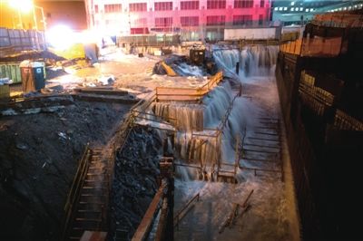 29日，颶風(fēng)“桑迪”來(lái)襲，紐約世貿(mào)中心建筑工地被海水淹沒(méi)。圖/東方IC 