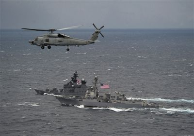 2011年1月10日，美國海軍驅逐艦與日本海上自衛(wèi)隊“鞍馬”號驅逐艦在日本長崎縣附近海域舉行聯(lián)合海上演習。資料圖片