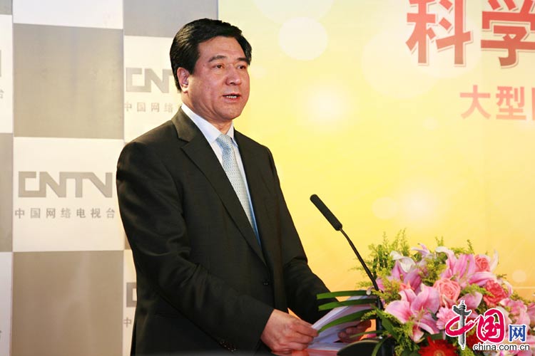  11月6日，由中央宣傳部、國家發(fā)展改革委、解放軍總政治部、北京市委主辦，中國網(wǎng)絡(luò)電視臺承辦的“科學(xué)發(fā)展　成就輝煌”大型圖片展覽網(wǎng)上展館6日起與廣大網(wǎng)友見面。圖為中宣部副部長申維辰同志講話。 中國網(wǎng) 李佳攝影