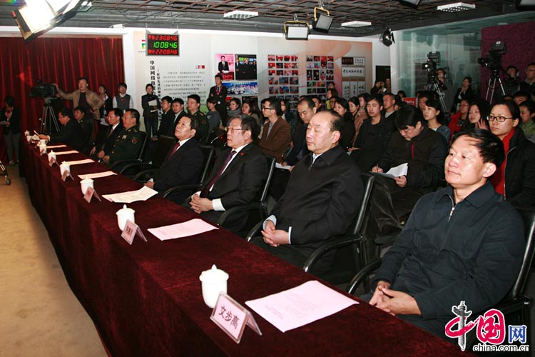 11月6日，由中央宣傳部、國家發(fā)展改革委、解放軍總政治部、北京市委主辦，中國網(wǎng)絡(luò)電視臺(tái)承辦的“科學(xué)發(fā)展　成就輝煌”大型圖片展覽網(wǎng)上展館6日起與廣大網(wǎng)友見面。圖為網(wǎng)上展館啟動(dòng)儀式現(xiàn)場。 中國網(wǎng) 李佳攝影