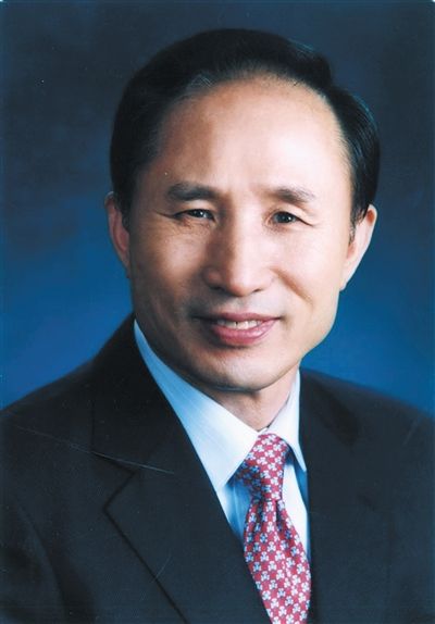 李明博（韓國(guó)總統(tǒng)）為“私宅門(mén)”向國(guó)民道歉，并親自批準(zhǔn)法案，調(diào)查自己的家人。