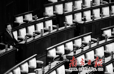 16日，日本眾院解散,野田坐在空蕩的眾院會(huì)場(chǎng)。新華社發(fā)