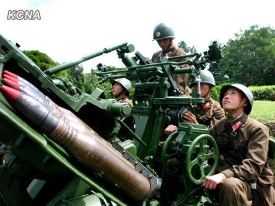 資料圖：當?shù)貢r間2012年8月23日，朝中社公布了朝鮮士兵進行強化戰(zhàn)斗訓練的圖片。
