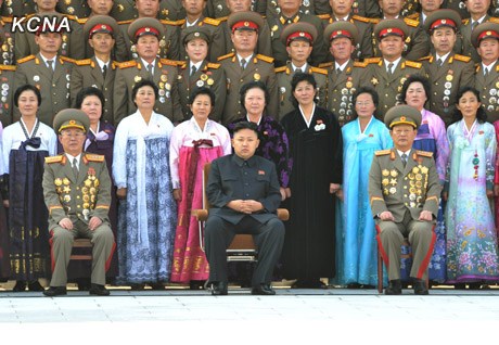 金正恩與戰(zhàn)士等合影留念。