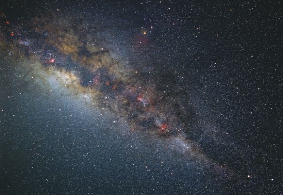 銀河系的中心大部分被星塵所包圍。