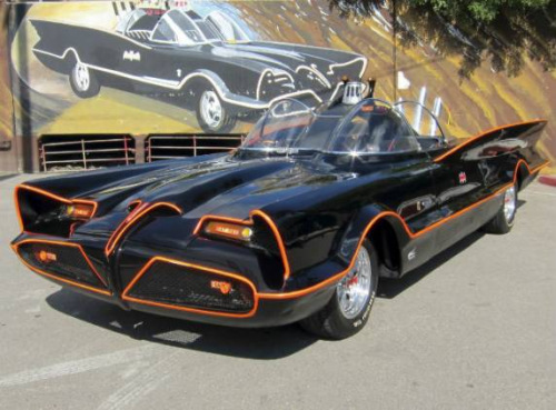 在1960年代《蝙蝠俠》電影和電視作品中出現(xiàn)的首輛蝙蝠車。