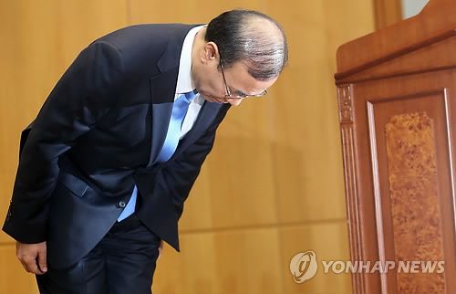 檢察總長韓相大30日上午10時在首爾檢察廳大樓舉行記者招待會宣布辭去檢察總長職務(wù)。（圖片來自韓聯(lián)社）