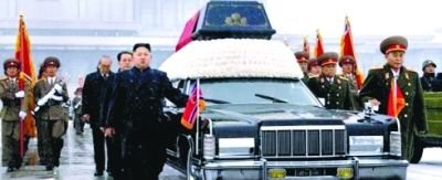 去年12月金正日出殯時，位于右側(cè)前方的是前總參謀長李英浩，其后是前人民武裝力量部部長李永春