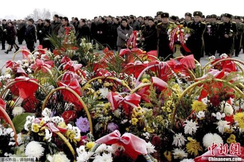 據(jù)朝中社報道，當?shù)貢r間12月16日，朝鮮人民軍官兵、各階層人民和青少年學生前往萬壽臺，為朝鮮已故領(lǐng)導(dǎo)人金日成和金正日銅像獻花。據(jù)悉，12月17日是朝鮮已故最高領(lǐng)導(dǎo)人金正日逝世一周年紀念日。