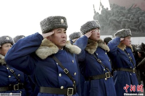 據(jù)朝中社報(bào)道，當(dāng)?shù)貢r(shí)間12月16日，朝鮮人民軍官兵、各階層人民和青少年學(xué)生前往萬(wàn)壽臺(tái)，為朝鮮已故領(lǐng)導(dǎo)人金日成和金正日銅像獻(xiàn)花。據(jù)悉，12月17日是朝鮮已故最高領(lǐng)導(dǎo)人金正日逝世一周年紀(jì)念日。 