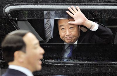 15日，東京，野田佳彥首相黯然揮手離開拉票現(xiàn)場(chǎng)，這似乎預(yù)示著民主黨在大選中的慘敗。16日，野田佳彥在敗選后宣布辭去民主黨黨首職位。