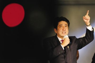 　　12月15日，日本自民黨總裁安倍晉三在東京街頭發(fā)表演講。當(dāng)日是競選活動最后一天，日本國民議會選舉于12月16日拉開帷幕。圖/新華社