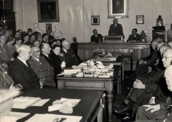 1953年，英國(guó)地質(zhì)學(xué)會(huì)舉行會(huì)議，宣布皮爾當(dāng)人化石是一場(chǎng)騙局