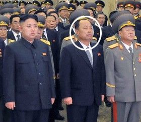 　12月17日在朝鮮平壤錦繡山太陽(yáng)宮舉行的金正日逝世一周年悼念活動(dòng)中，被推測(cè)為朝鮮第二自然科學(xué)院院長(zhǎng)崔春植的人（右二圓圈內(nèi)）站在國(guó)防委員會(huì)第一委員長(zhǎng)金正恩旁邊。