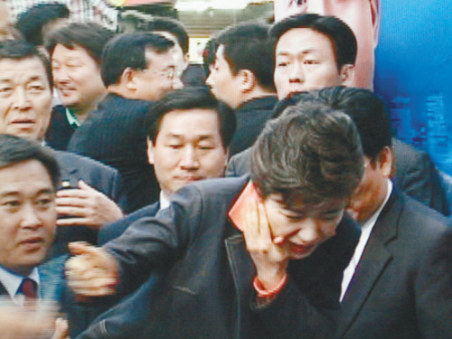2006年5月20日，樸槿惠在街頭遭到襲擊，右臉被割傷。