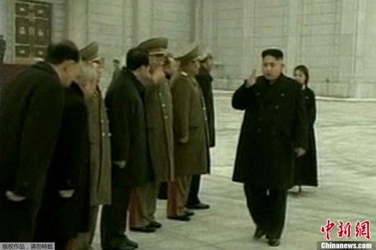資料圖：當(dāng)?shù)貢r(shí)間12月17日，朝鮮平壤，金正恩攜夫人李雪主及黨政軍高層干部參謁錦繡山太陽宮，紀(jì)念金正日逝世一周年。