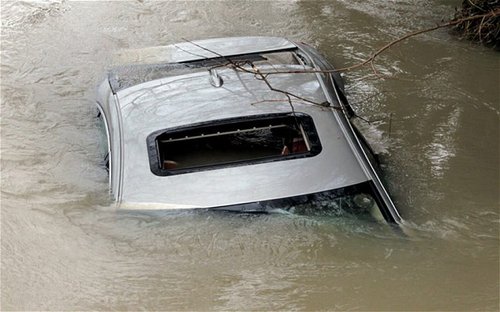 在英國(guó)艾克塞斯，一輛車(chē)被洪水淹沒(méi)。
