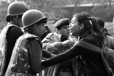 印度女大學(xué)生乘車(chē)遭輪奸引發(fā)全國(guó)抗議潮(圖)