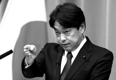 12月27日，日本新任防衛(wèi)大臣小野寺五典在東京舉行的記者會上回答記者提問。