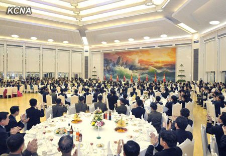 朝鮮勞動黨中央委員會30日舉行盛大宴會，祝賀成功發(fā)射“光明星3號”二期衛(wèi)星。