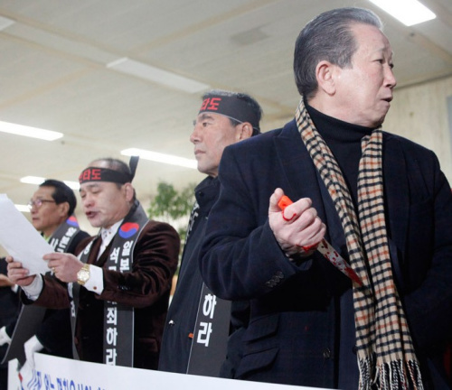 韓國反日活動人士金昌根在機場出口處切腹自殺抗議額賀一行訪韓。